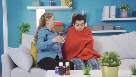 el niño enfermo tiene frío. un niño varón con mala salud.