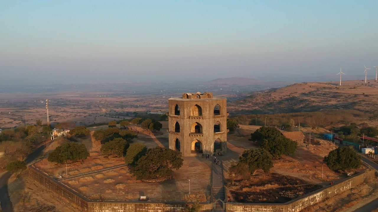 Mahel di Chandbiwi, Palazzo Chand Bibi ad Ahmednagar, India - struttura ottagonale in pietra - Storia Indiana | Guerriera | Chand Bibi | Cultura Islamica, Architettura e Arte del Sultanato del Deccan | Aerea.