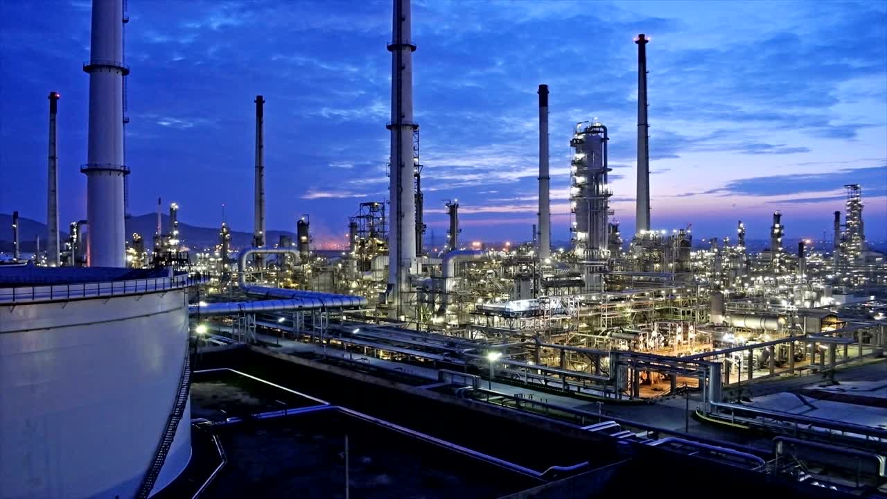 Graph business investment refinery oil plant