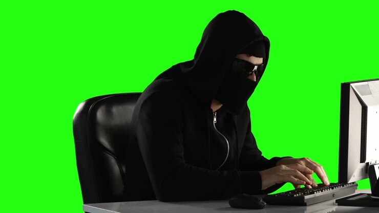 Hacker che usa il computer