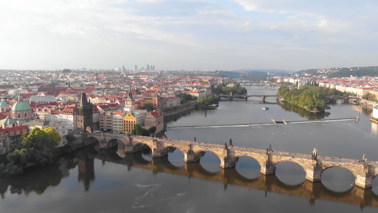 Ilmakuva Vltava-joesta ja Kaarlensillasta Prahassa, Tšekin tasavallassa