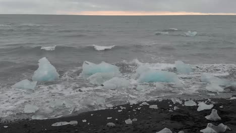 Zeitlupenaufnahme,-Die-Auf-Die-Wellen-Zufliegt,-Die-Am-Strand-Gegen-Eisberge-Prallen