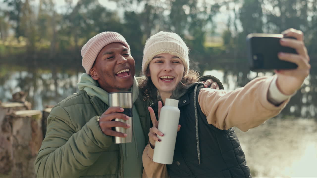 Selfie, escursionismo e coppia interrazziale