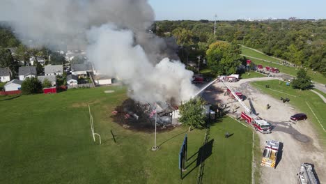 Incendio-En-Un-Edificio-De-Almacenamiento-De-Parques-Al-Aire-Libre,-Parque-Lincoln,-Michigan,-Estados-Unidos