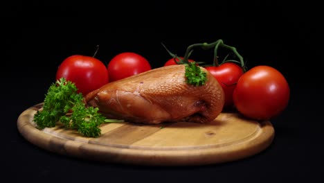 pecho de pollo ahumado con tomates y perejil