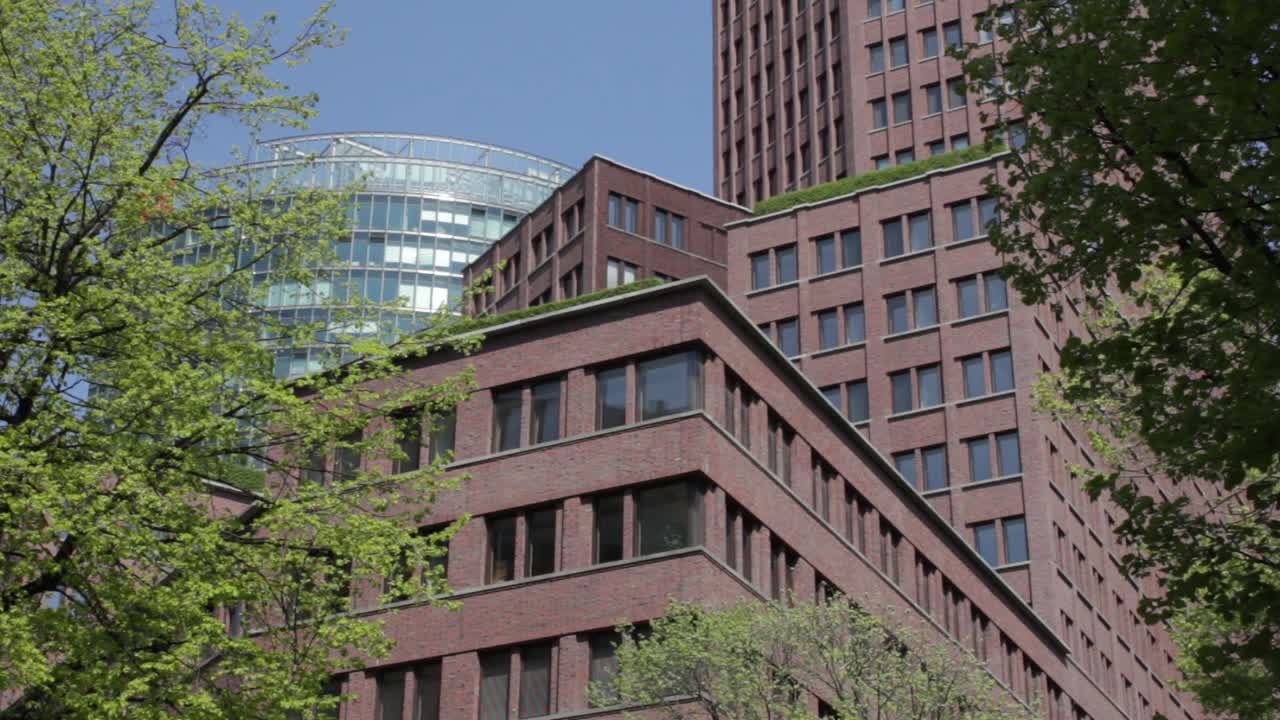 베를린의 포츠다머 플라츠에 있는 콜호프 타워의 세부 벽돌 외관