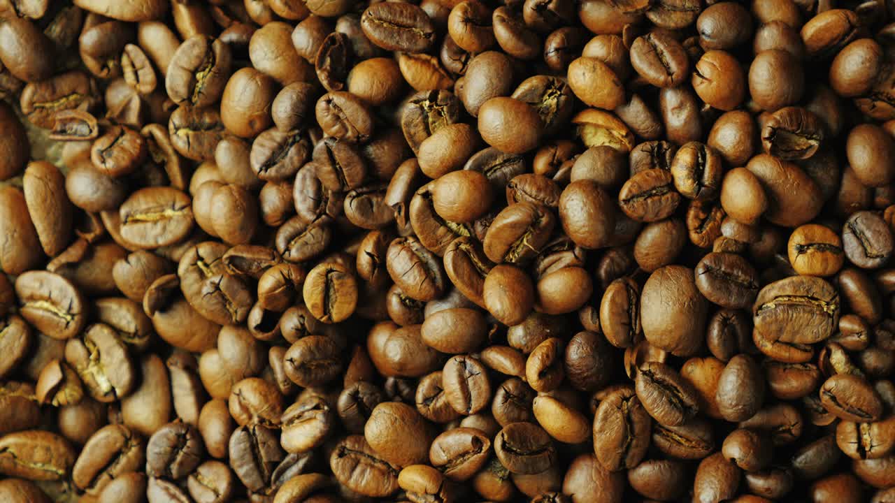 los granos de las variedades de café tostado arábica y robusta se rotan