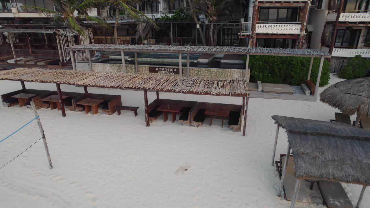 아만살라 리조트,  ⁇ 럼, 멕시코:  ⁇  지붕의 오두막, 해변, 평화로운 환경 - 공중 촬영