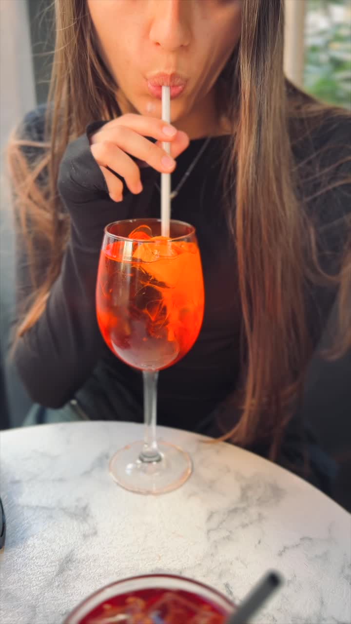 Una persona che beve un cocktail rinfrescante