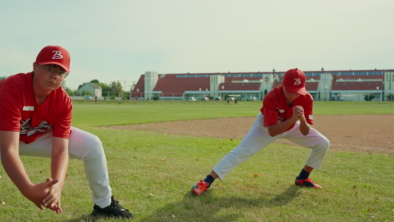 Squadra di baseball che fa stretching sul campo