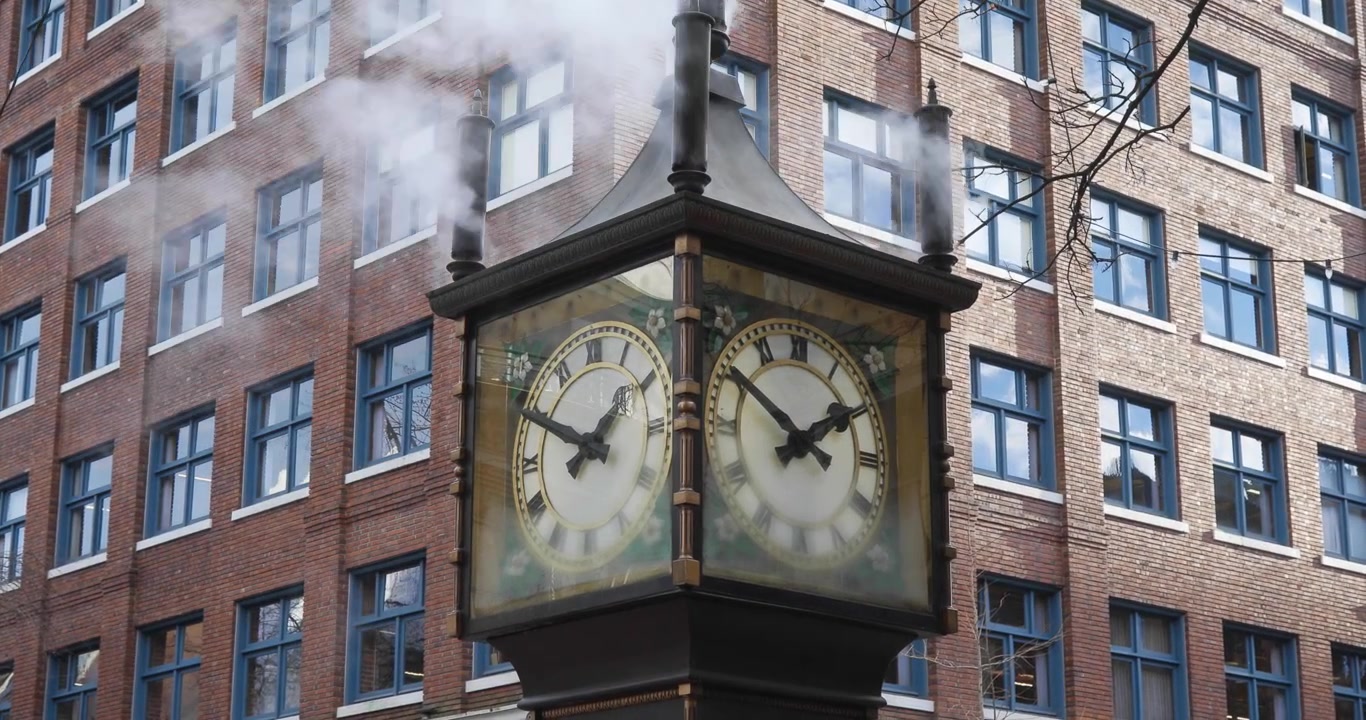 Et nærbilde av Gastown Steam Clock som blåser damp i vindfullt vær