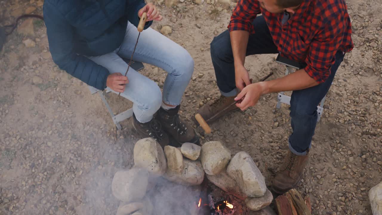 백인 부부 가 자연 에서 캠핑 하는 것