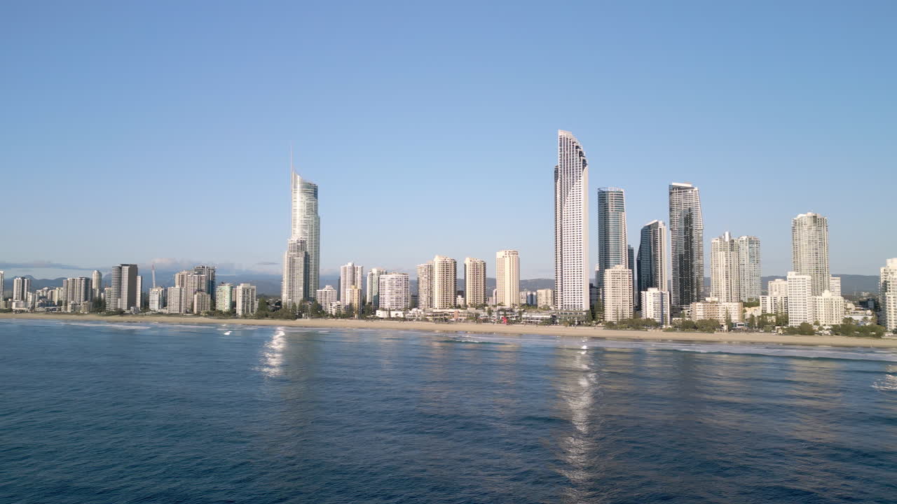 Ripresa aerea con drone di Gold Coast Surfers Paradise Beach, Queensland, Australia.