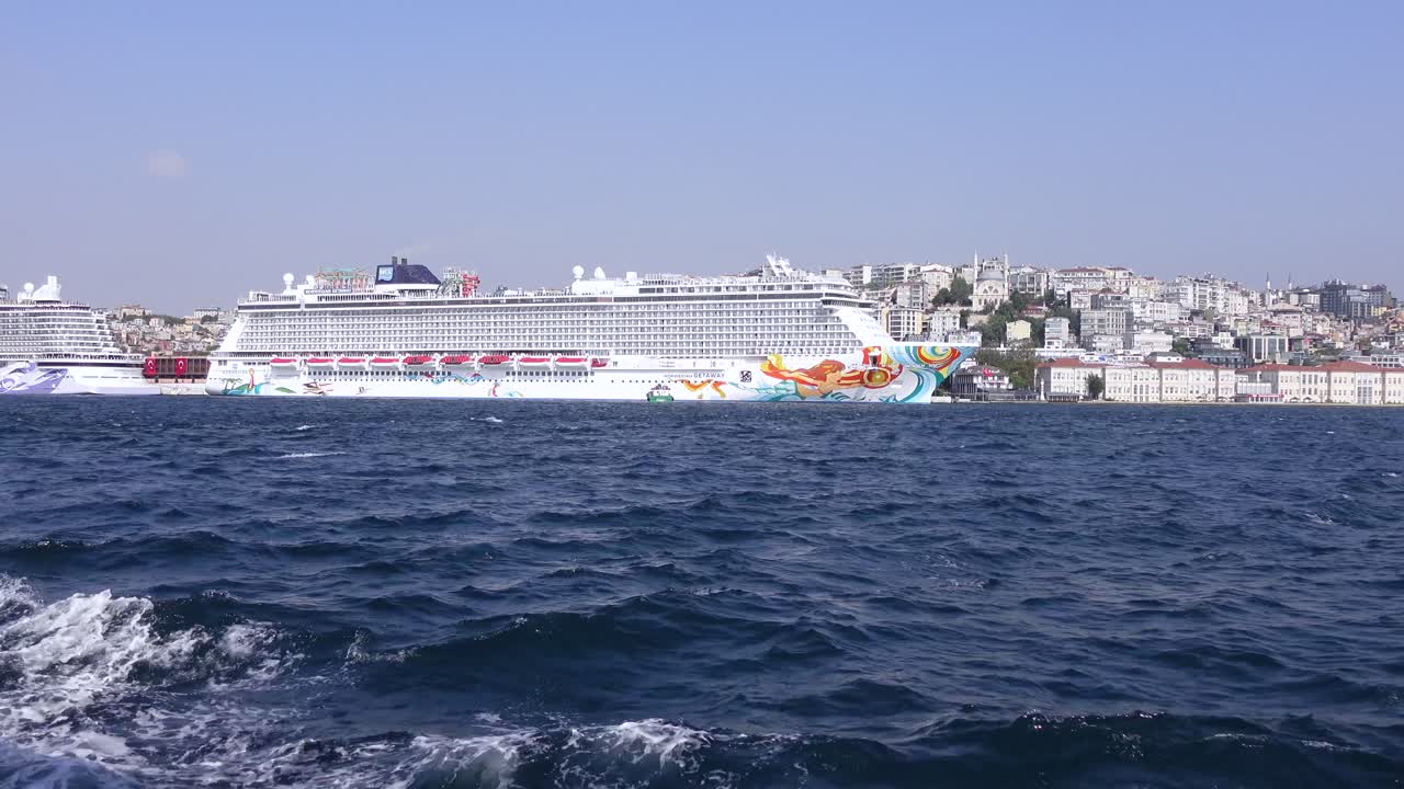 이스탄불 항구 에 있는 크루즈 선박