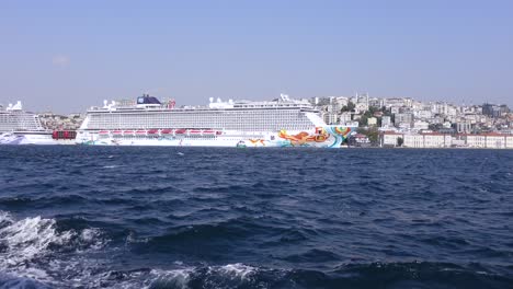 buque de crucero en el puerto de estambul