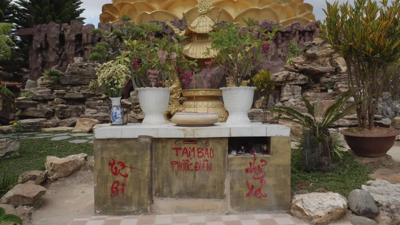 vista del altar de buda dorado en da nang, vietnam