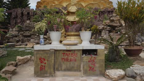 Blick-Auf-Den-Goldenen-Buddha-Altar-In-Da-Nang,-Vietnam