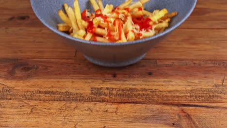 Nahaufnahme-Von-Pommes-Frites-Mit-Geriebenem-Käse,-Erstickt-In-Catsup-Sauce,-Vom-Tisch-Genommen