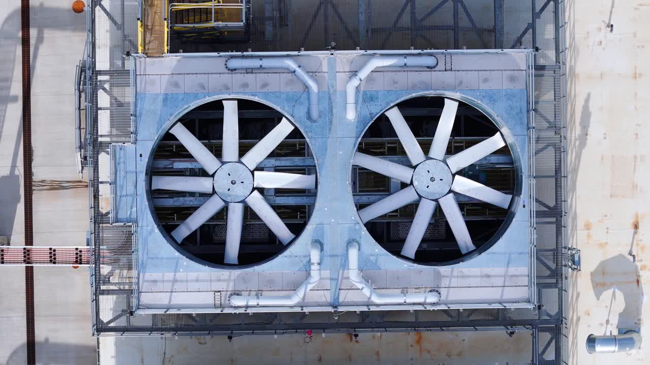 Unidades de refrigeración de centro de datos gestionando el calor para la infraestructura de tecnología de la información.