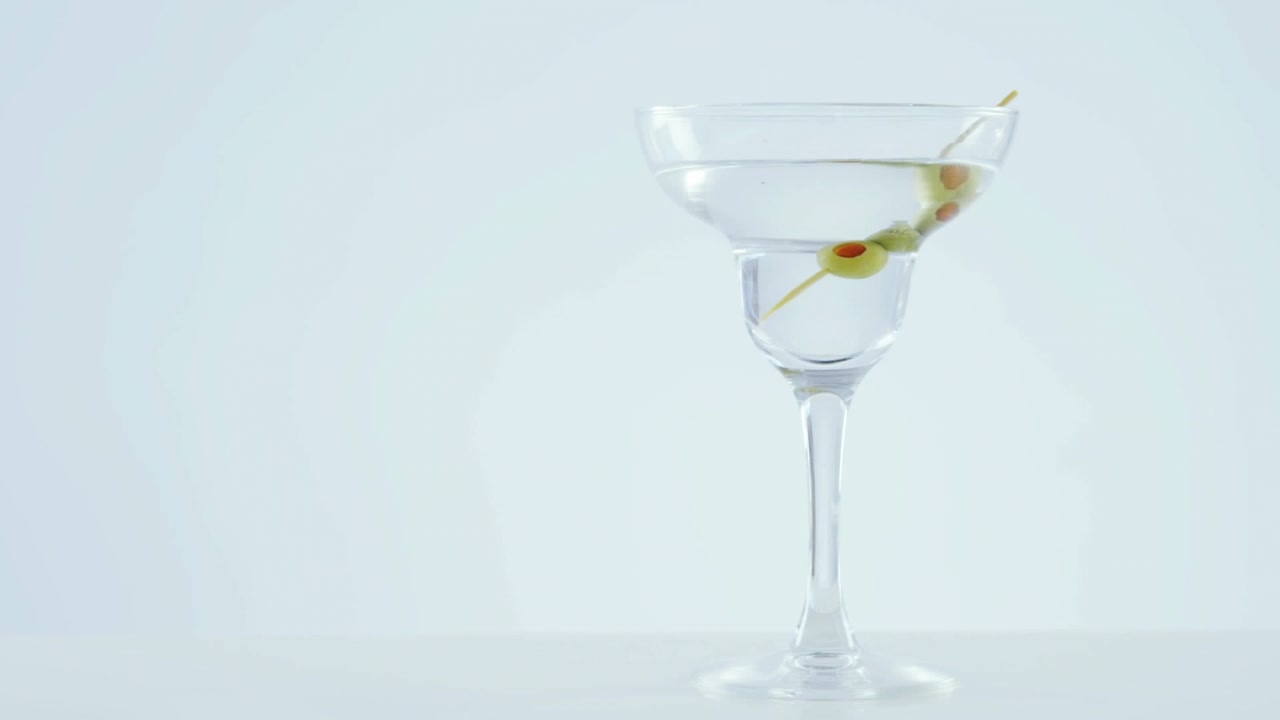Video di un bicchiere di martini su sfondo bianco