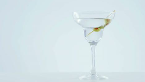 Video-Von-Einem-Glas-Martini-Auf-Weißem-Hintergrund