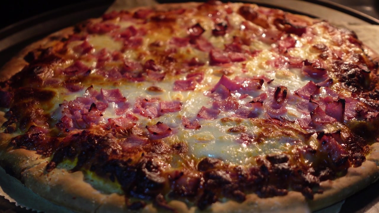Pizza deliziosa cotta nel forno.