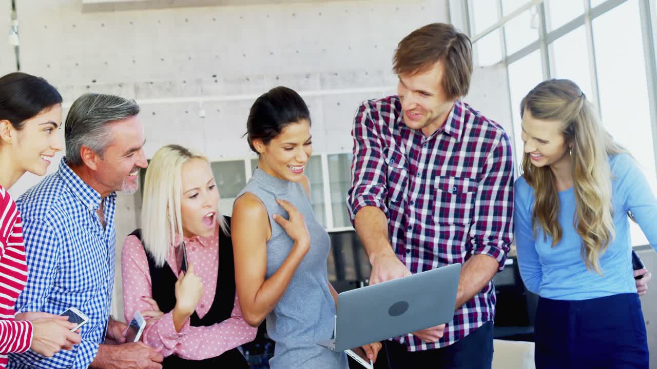 colegas discutiendo en la oficina 4k 4k