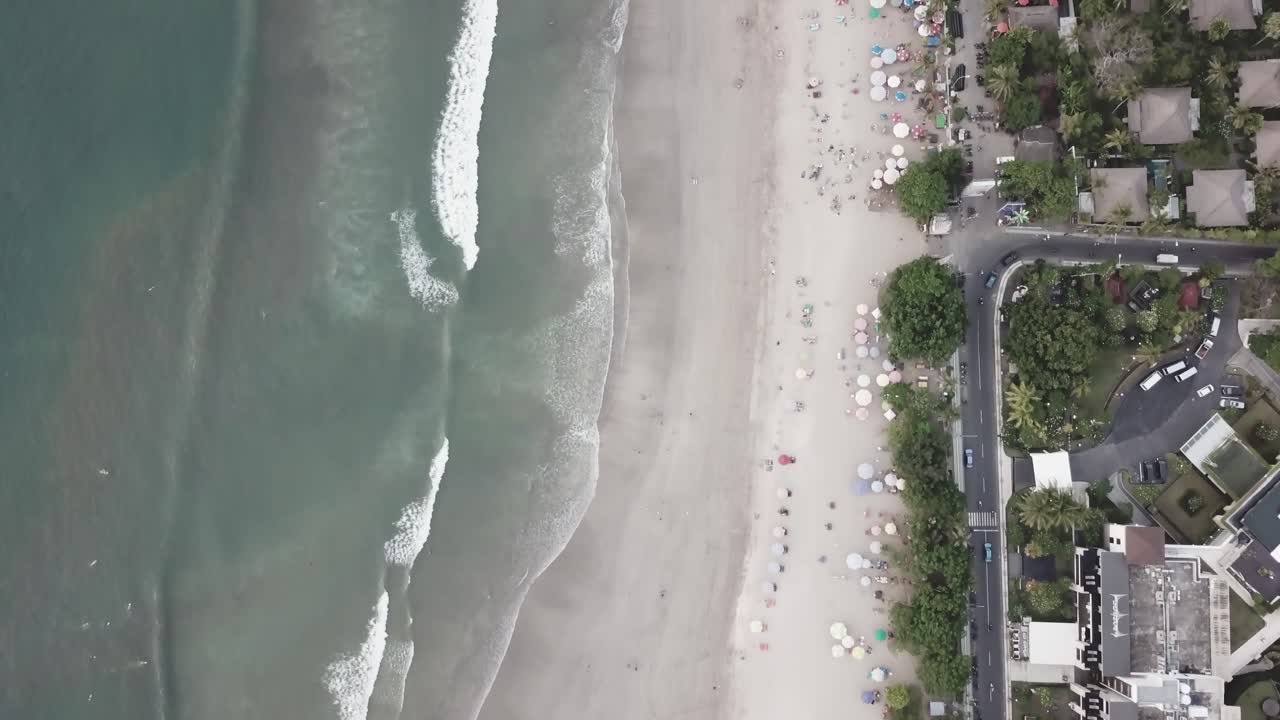 vista aérea de una playa tropical con personas y sombrillas