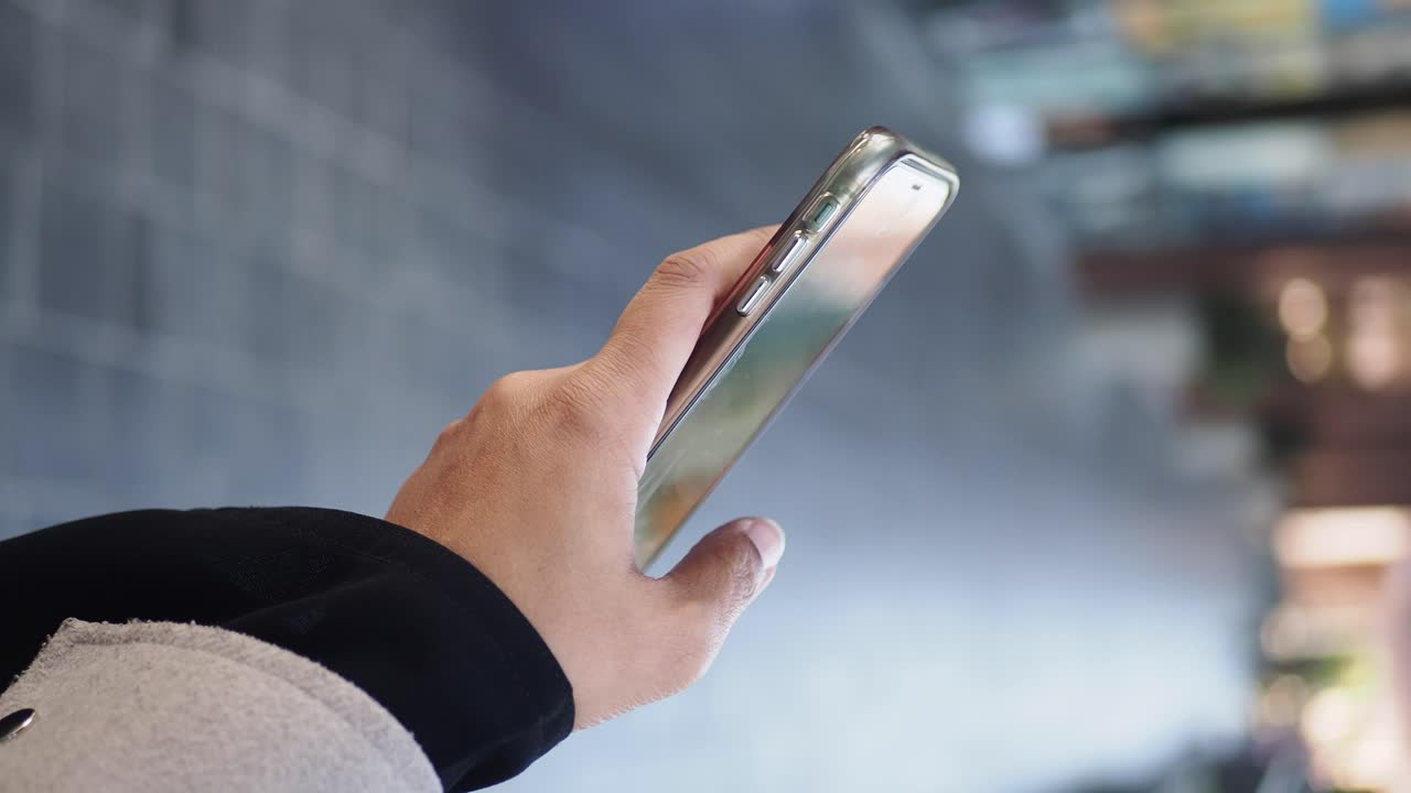 Primo piano di una mano che tiene uno smartphone