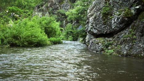 Pequeño-Río-En-Las-Montañas-Rumanas-1