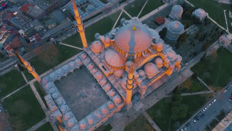 la mezquita azul o sultanahmet a la hora de la puesta del sol en estambul, turquía. vista aérea 4k.