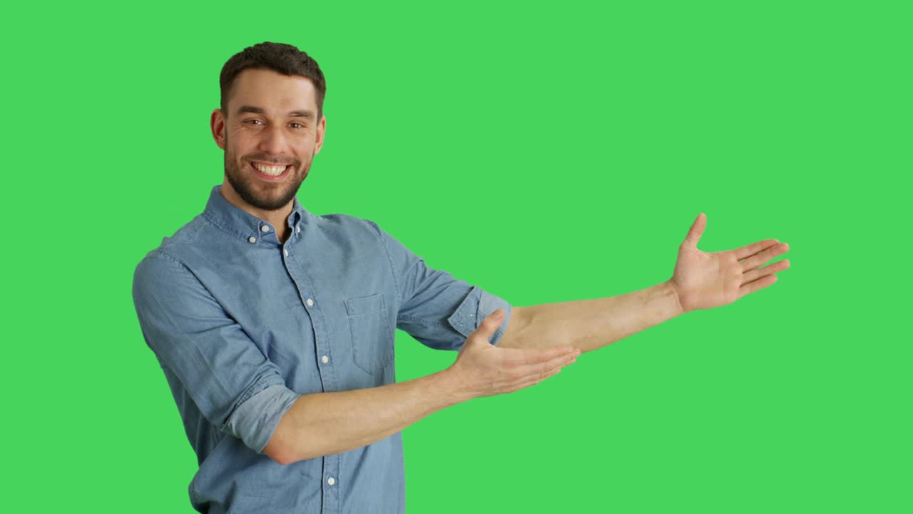 medio disparo de un hombre casual haciendo una pistola de dedo apuntando al gesto del producto. el fondo es pantalla verde.