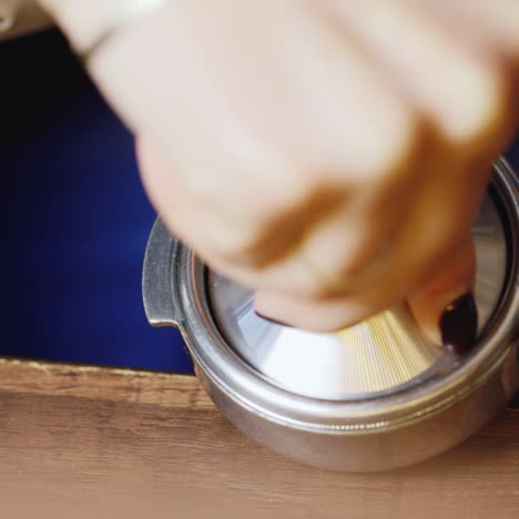 Ein-Professioneller-Barista-Bereitet-Gemahlenen-Kaffee-Für-Die-Verwendung-In-Einer-Kaffeemaschine-Zu