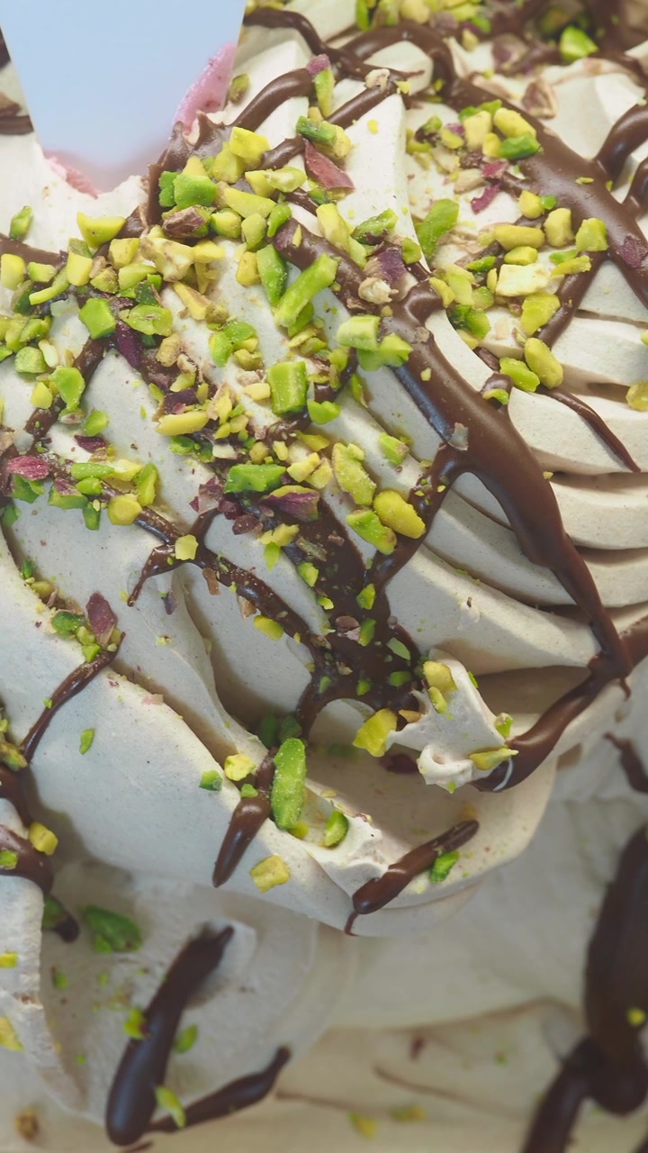 Gelato cremoso al pistacchio con salsa al cioccolato