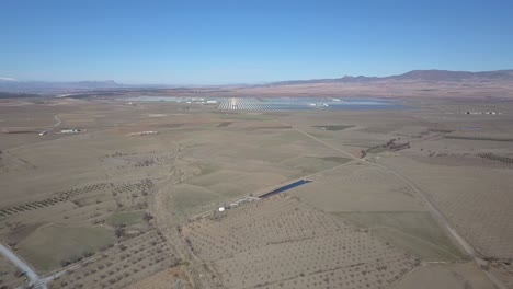 Luftaufnahme-Einer-Solaranlage-In-Einem-Trockenen-Gebiet-Von-Granada,-Spanien