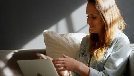 Diseñadora-De-Joyas-Femenina-Usando-Teléfono-Móvil-En-Taller-4k