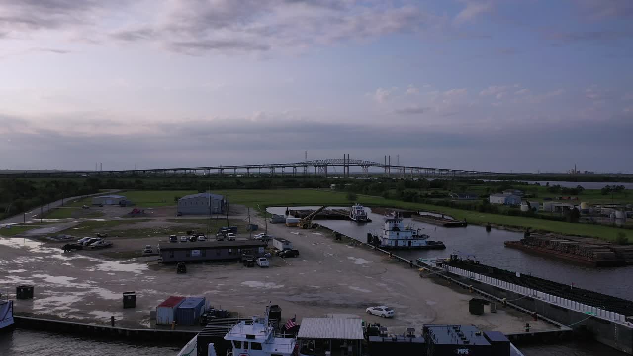 해질녘 브리지 시티 텍사스의 해운 채널 근처에 있는 거대한 다리