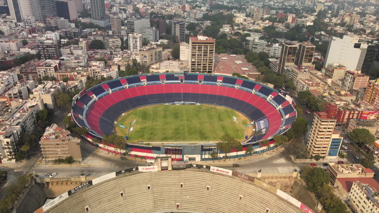 vista aérea del partido de fútbol vacío durante la pandemia de covid 19 en méxico