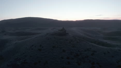 Malhumorado-Drone-Vista-De-Montañas-Neblinosas-En-Islandia.-Belleza-En-La-Tierra.-Vista-Aérea-De-La-Puesta-De-Sol-Sobre-El-Campo-Islandés-Desolado-Y-Brumoso.-Impresionante-Panorama-Salvaje-Del-Paisaje-Lunar