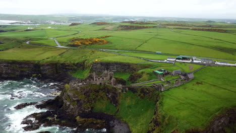 aufschlussreiche drohnenaufnahme von dunluce castle, einer heute zerstörten mittelalterlichen burg in nordirland