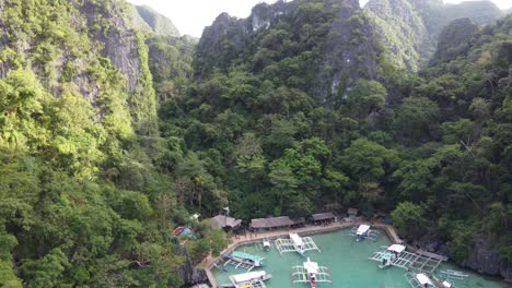 Tour-Boats-Dock-of-Kayangan-Lake-amid-Scenic-Nature-of-Coron-Island