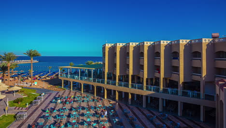 Las-Sombras-Se-Mueven-Y-La-Gente-Va-Y-Viene-En-Un-Resort-De-Playa---Lapso-De-Tiempo-De-Día-A-Noche