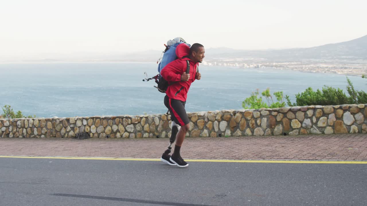 hombre de raza mixta deportivo con pierna protésica caminando