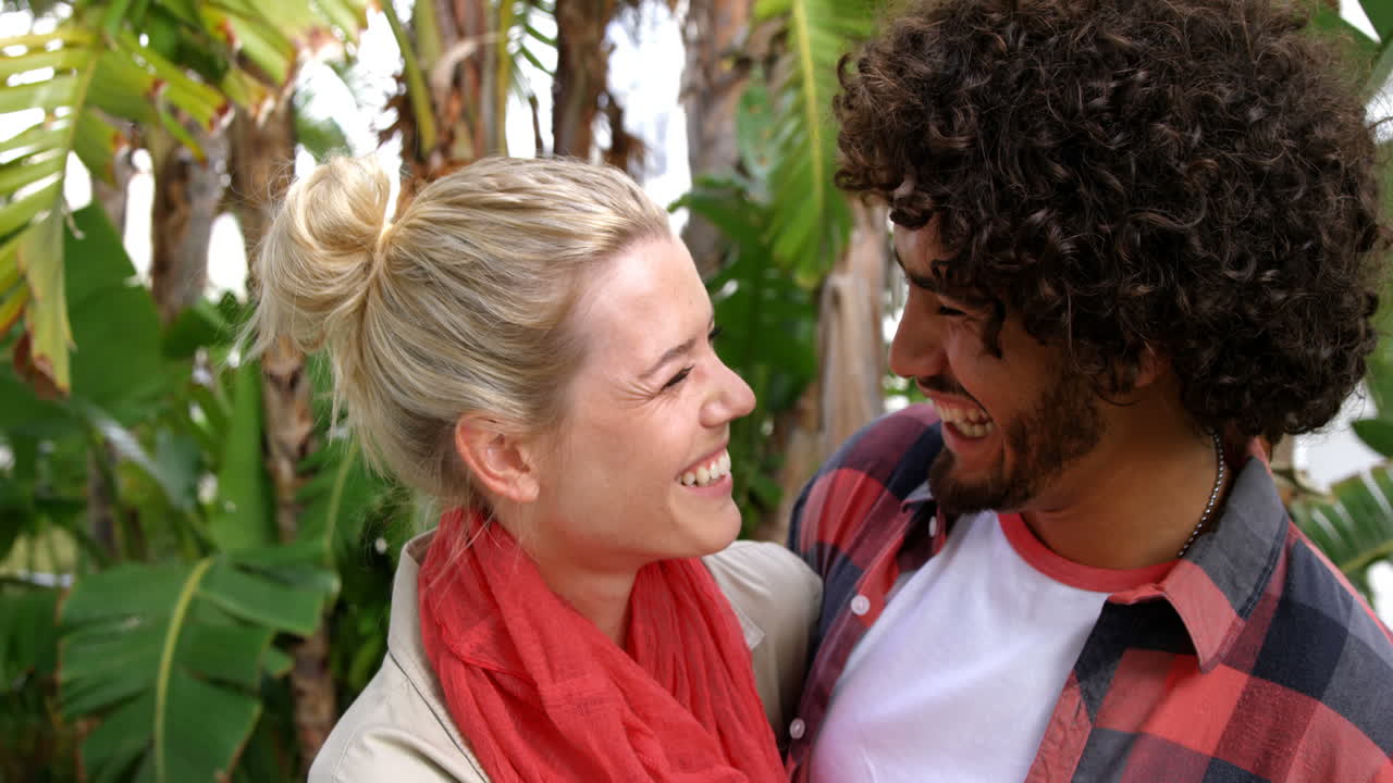 una pareja linda posando juntos.