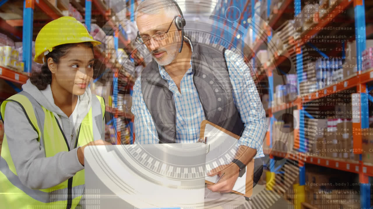 animación de escaneo de alcance y procesamiento de datos sobre hombre y mujer que trabajan en el almacén
