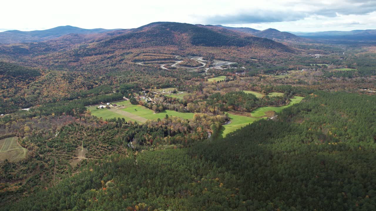 vista aérea del paisaje verde y la naturaleza en el parque estatal white lake, new hamp