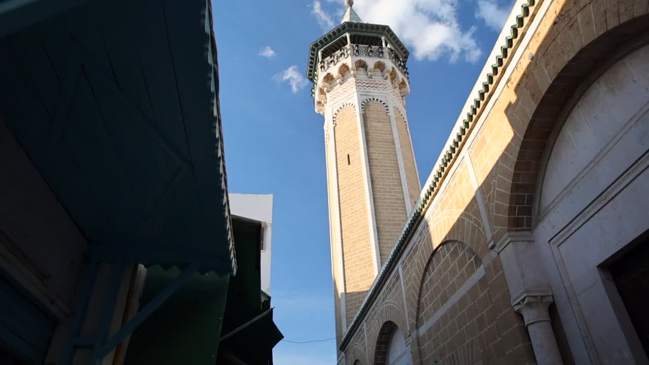Rua Tunisiana em vista de primeira pessoa, arquitetura árabe vista de baixo num beco