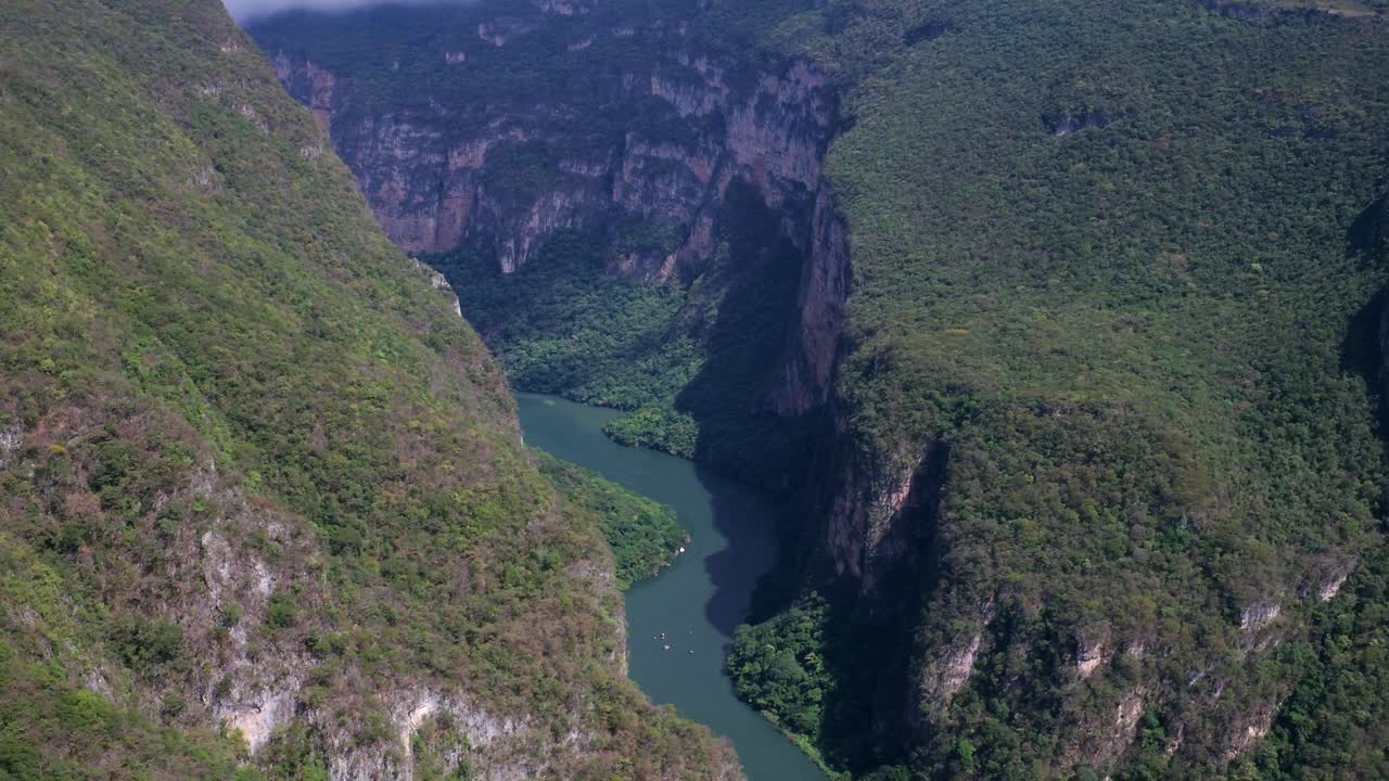 toma aerea del rio grijalva en el cañon del sumidero, chiapas mexico