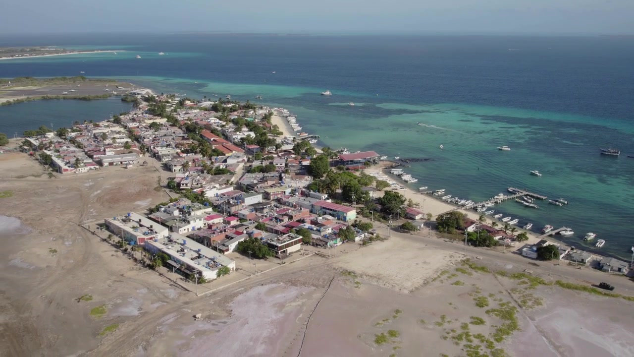 Vista aerea del villaggio di Gran Roque e della costa a Los Roques.