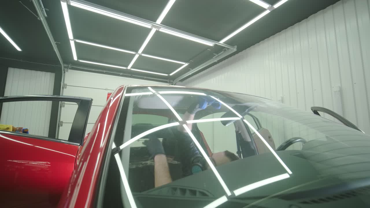 limpieza profesional de automóviles. lavado de sars. detalles interiores. limpieza en seco y detalles del interior de un automóvil. limpeza profunda de asientos. limpeza de espuma en el lavado de automóviles; limpieza del panel del automóvil del polvo. una aspiradora